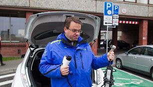 Greitojo įkrovimo stotelę Vilniaus centre kažkas sugadino. Teks naudotis butiniais elektros lizdais ir šiuo krovikliu