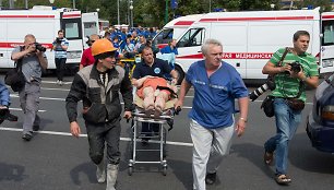 Maskvos metro per avariją sužeista keleivė vežama į greitosios pagalbos sraigtasparnį.