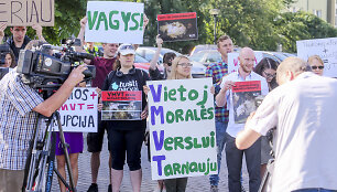 Gyvūnų gynėjų protestas prie Valstybinės maisto ir veterinarijos tarnybos