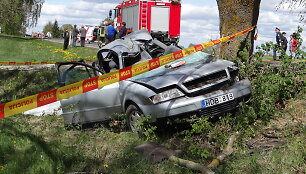 Skaitytojo reportažas: Kelmės rajone &bdquo;Audi&ldquo; rėžėsi į motociklininkus