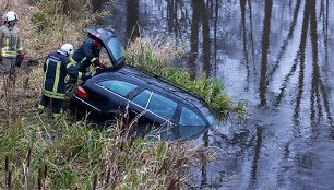 BNS nuotr. Į tvenkinį ilėkęs automobilis (asociatyvinė nuotr.)