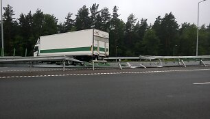 Į prie&scaron;ingą eismo juostą i&scaron;važiavo krovininis automobilis