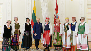 Dalia Grybauskaitė su birutietėmis