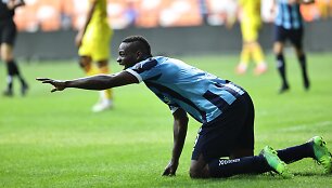 Mario Balotelli džiaugiasi įvarčiu.