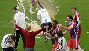 Miuncheno &bdquo;Bayern&ldquo; klubo žaidėjai ir treneriai  &scaron;venčia pergalę Bundeslygos čempionate