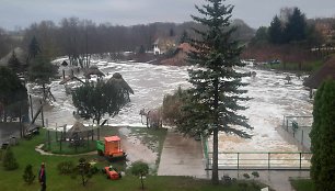 BNS nuotr. Dėl pakilusios Akmenos upės buvo užlieta Kretingos rajone esanti sodyba &#34;Vienkiemis&#34;.