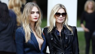 Cara Delevingne ir Kate Moss atvyko į „Burberry Prorsum“ kolekcijos pristatymą.