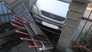 Kaune &bdquo;Opel&ldquo; atsitrenkė į mūrinę namo tvorą