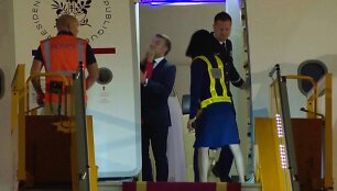Brigitte Macron ir Emmanuelis Macronas lėktuve / Hau Dinh / AP