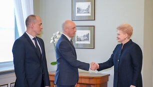 Dalia Grybauskaitė STT nebenorintį vadovauti Saulių Urbanavičių (viduryje) siūlo pakeisti Žydrūnu Bartkumi.
