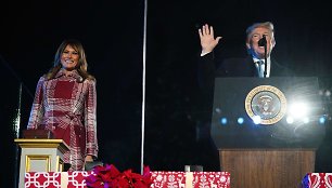 Prezidentas Donaldas Trumpas su žmona Melania įžiebė pagrindinę JAV Kalėdų eglę