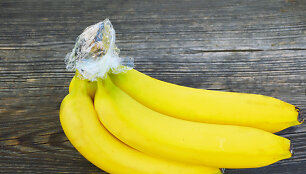Bananai, apvynioti maistine plėvele