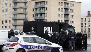 Policininkai netoli parduotuvės Paryžiuje, kurioje ginkluotas vyras laiko įkaitus.