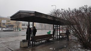 Vienos blizga, kitos – apleistos: niršta dėl dešimtmečius nerenovuotų stotelių Kaune