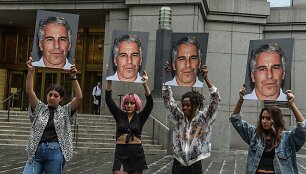 Protestuotojos su Jeffrey Epsteino atvaizdu