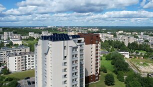 Pastato i&scaron;orėje veikiantis &scaron;ilumos siurblys absorbuoja &scaron;ilumą i&scaron; lauke esančio oro ir perduoda ją į patalpas per įrengtus &scaron;ildymo prietaisus.