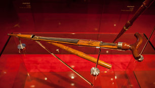 Lazdoje sumontuotas smuikas skambėjo stebėtinai gerai.  ©Sguastevi (CC BY-SA 4.0) | commons.wikimedia.org