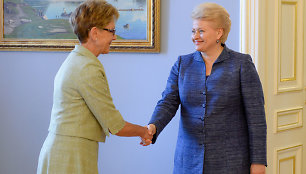 Dalia Grybauskaitė įteikė skiriamuosius raštus Lietuvos ambasadorei Austrijoje Loretai Zakarevičienei.