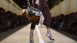 &bdquo;Fendi&ldquo; 2015 m. pavasario-vasaros kolekcija Milane.