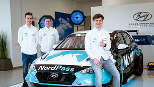 Lenktynininkas Jonas Karklys pristatė naują žiedinių lenktynių automobilį „Hyundai i30N TCR“