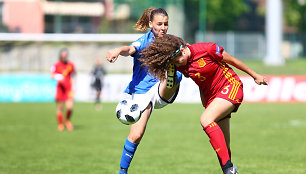  Sauliaus Čirbos nuotraukoje – moterų futbolo rungtynių akimirka.