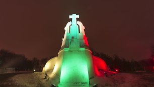 Lietuvos vėliavos spalvomis apšviestas „Trijų kryžių“ paminklas