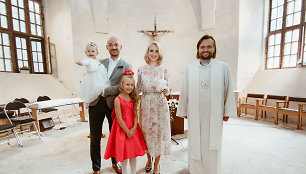 Donatas ir Dainė Baumilos su dukromis ir kunigas Algirdas Toliatas