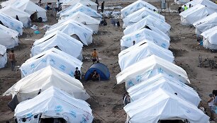 Migrantai pabėgėlių stovykloje Graikijos Lesbo saloje