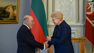 Prezidentė dailininkui Samueliui Bakui įteikė valstybės apdovanojimą