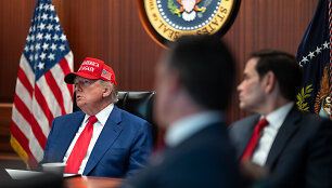Donaldas Trumpas stebi JAV smūgius Irane