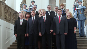 Čekijos prezidentas Milo&scaron;as Zemanas (centre) su naująja Andrejaus Babi&scaron;o (antras i&scaron; kairės) vyriausybe