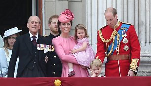 Princas Philipas, princas Harry, princas Williamas ir Kembridžo hercogienė Catherine su vaikais Charlotte ir George'u