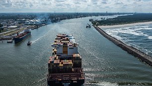 Į Klaipėdos uostą įplaukia milžiniškas laivas konteinervežis