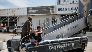Migrantai apleistame Graikijos oro uoste