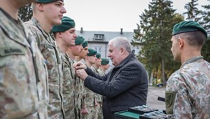A.Anu&scaron;auskas medaliais apdovanojo i&scaron; Irako grįžusius karius