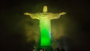 Rio de Žaneire Brazilijos vėliavos spalvomis ap&scaron;viesta Kristaus statula