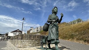 Mary skulptūra gimtajame Laim Ridžyje. Ir čia ji pavaizduota su i&scaron;tikimuoju &scaron;uneliu Tray.