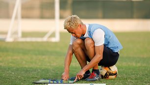 Keisuke Honda Kambodžos rinktinės treniruotėje.