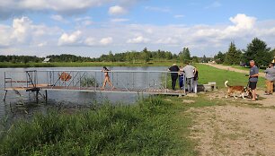 Vietos bendruomenės pastangomis tvarkoma Neveronių tvenkinio pakrantė