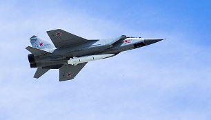 Rusų naikintuvas MiG-31K, gabenantis hipergarsinę raketą