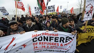 Po &scaron;ios demonstracijos apie pus&scaron;imtis migrantų įsiveržė į keltą.