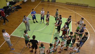 &bdquo;LSU-Atleto&ldquo; ekipos treneris Edis Nickus su jaunaisiais krep&scaron;ininkais