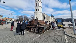 Gėlės ant tanko Vilniaus Katedros a.