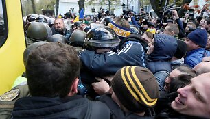 Kijeve tęsiasi protestai prie&scaron; esą korumpuotą valdžią