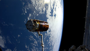 Kosminė kapsulė HTV-6 stumiama nuo TKS robotine ranka „Canadarm2“