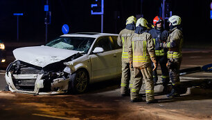 Vilniuje apvirto greitosios pagalbos automobilis