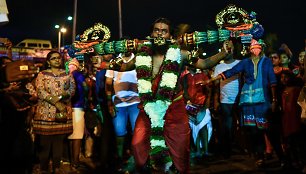 Šimtai tūkstančių tikinčiųjų Malaizijoje švenčia hinduistų festivalį