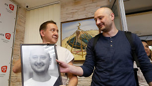 Arkadijus Babčenka su jo laidotuvėms paruoštu portretu