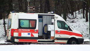 Greitosios pagalbos automobilis transporto žiede prie Santari&scaron;kių ligoninės.