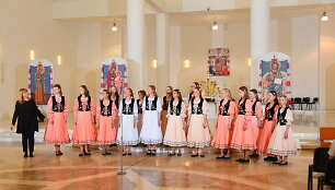 Kauno sakralinės muzikos mokyklos choro &bdquo;Cantores David&ldquo; merginų grupė i&scaron; tarptautinio konkurso Ukrainoje parvežė laureatų vardus